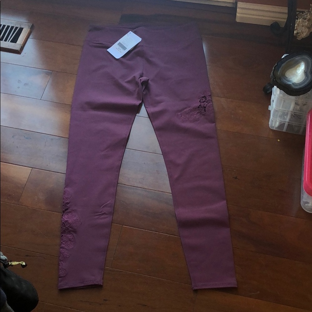 NWT FABLETICS ROCIO LEGGING W/ FLORAL DETAIL, L